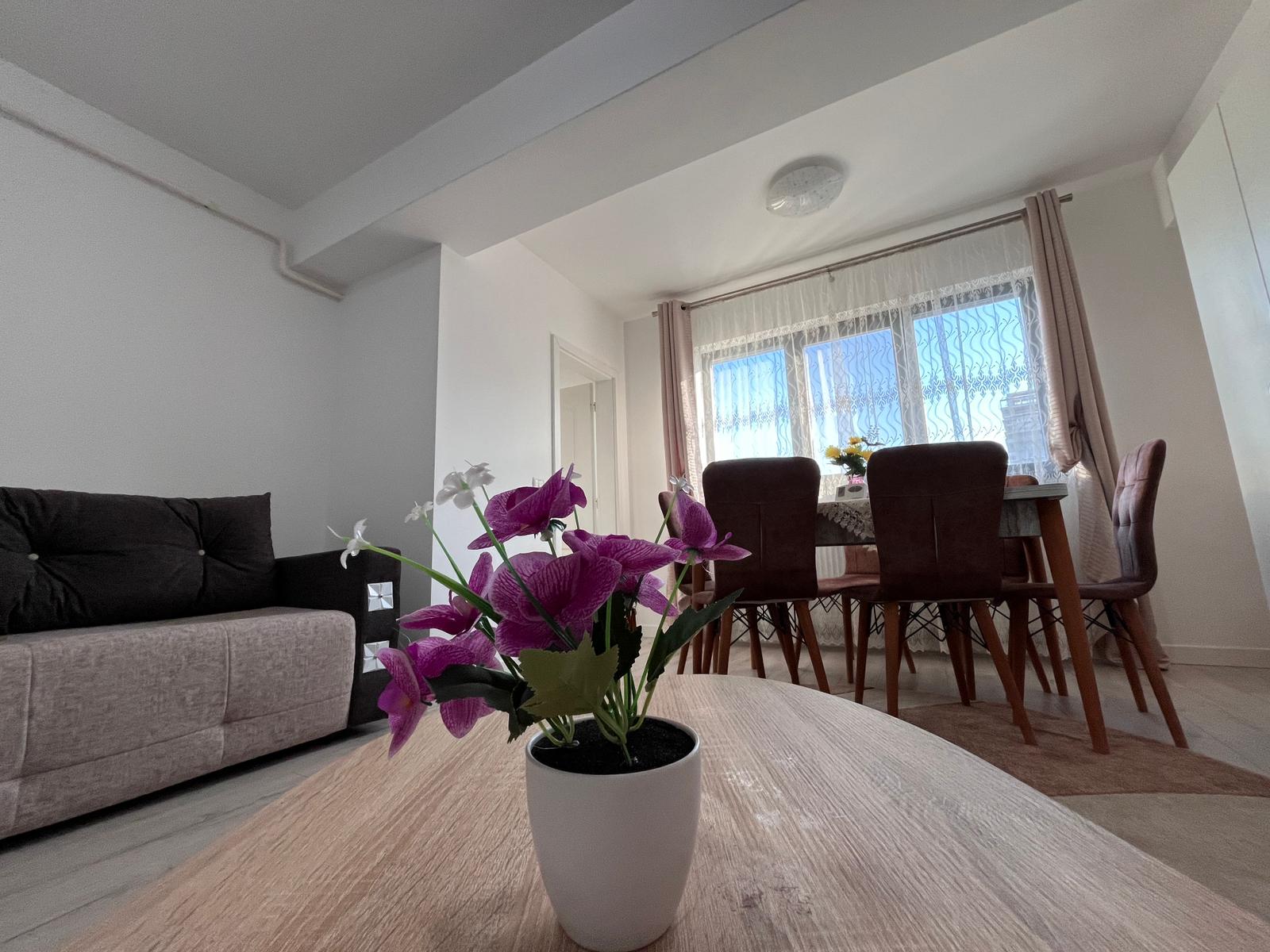 Apartament de inchiriat, <span>2</span> camere, <span>decomandat</span>, <span>52</span> mp, <span>CUG</span>,  (Sectia de politie Nr.6 , Scoala Nr.42 )